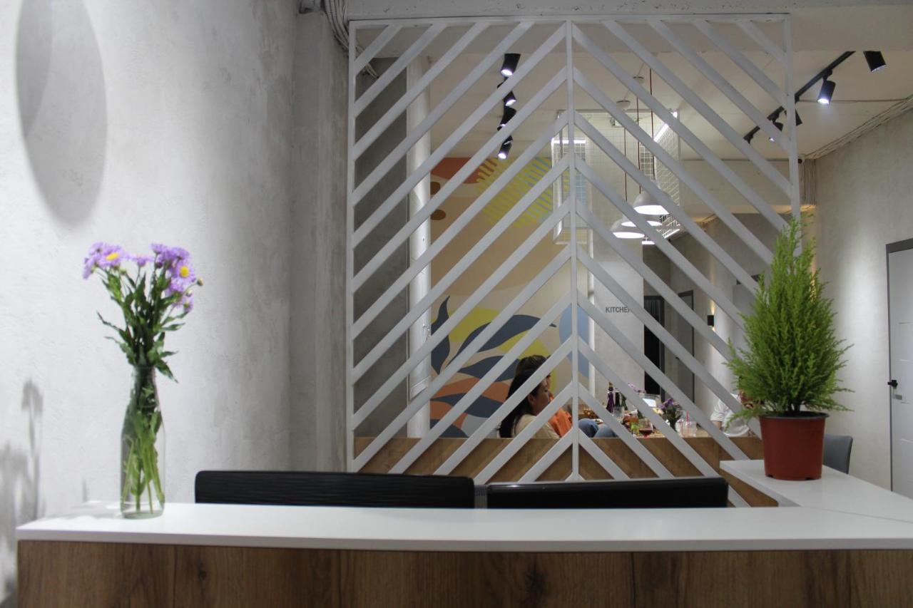 בישקק Izzzi Hostel מראה חיצוני תמונה