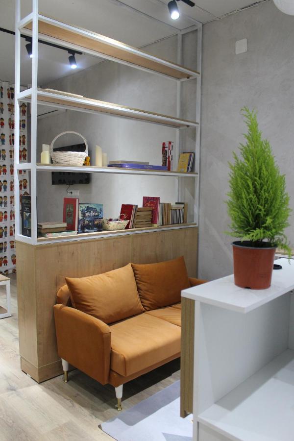 בישקק Izzzi Hostel מראה חיצוני תמונה