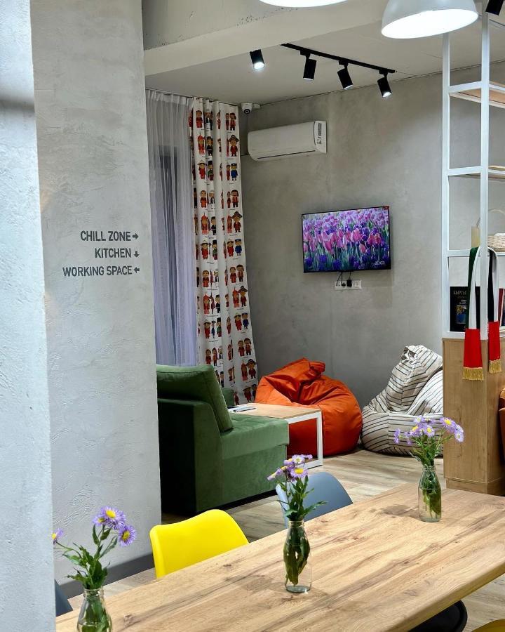 בישקק Izzzi Hostel מראה חיצוני תמונה