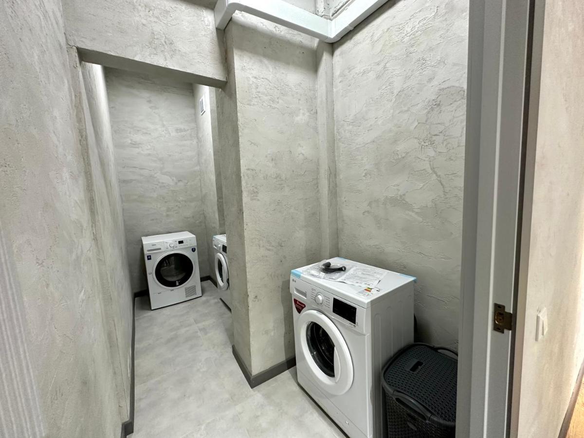 בישקק Izzzi Hostel מראה חיצוני תמונה
