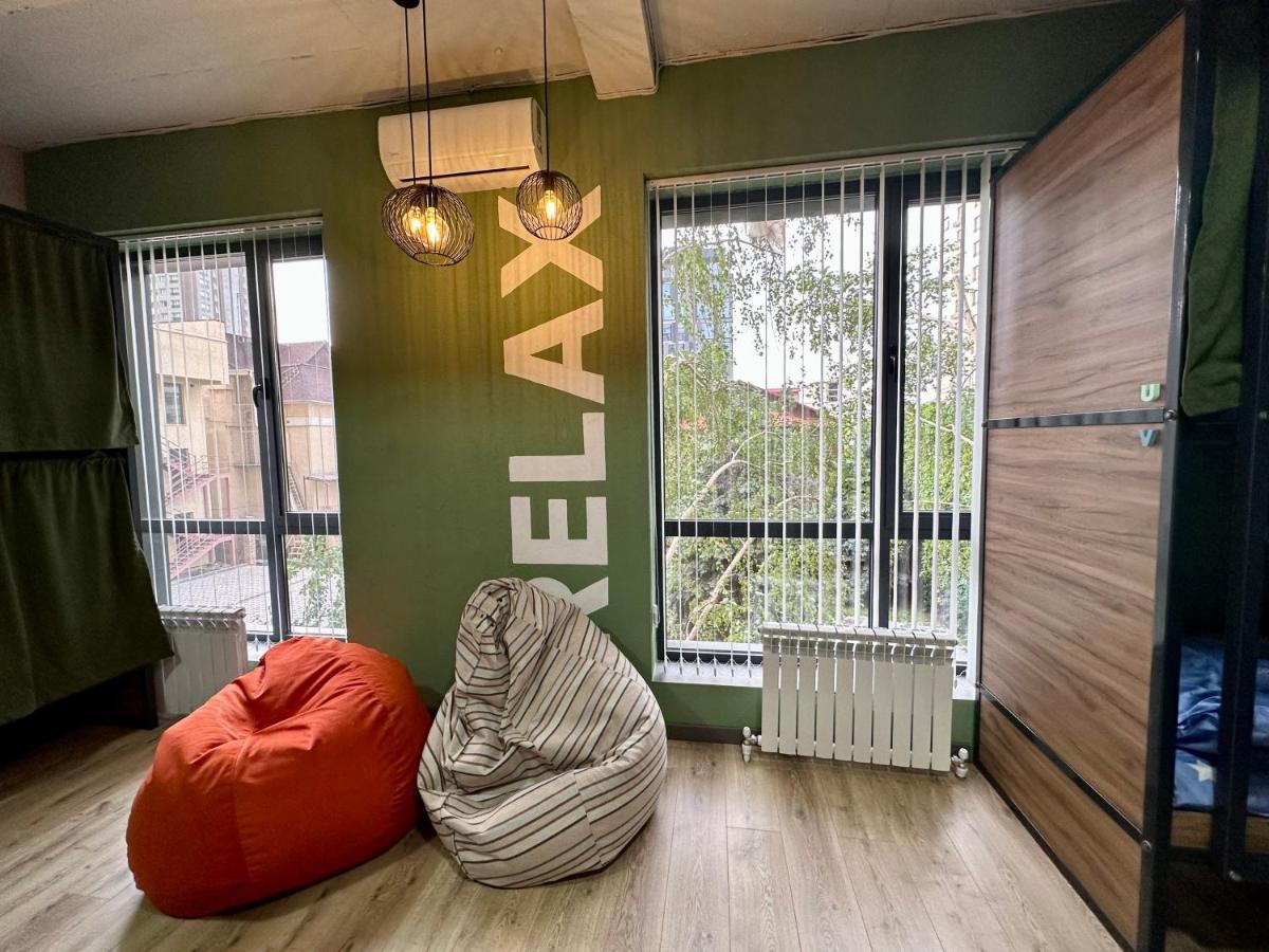 בישקק Izzzi Hostel מראה חיצוני תמונה
