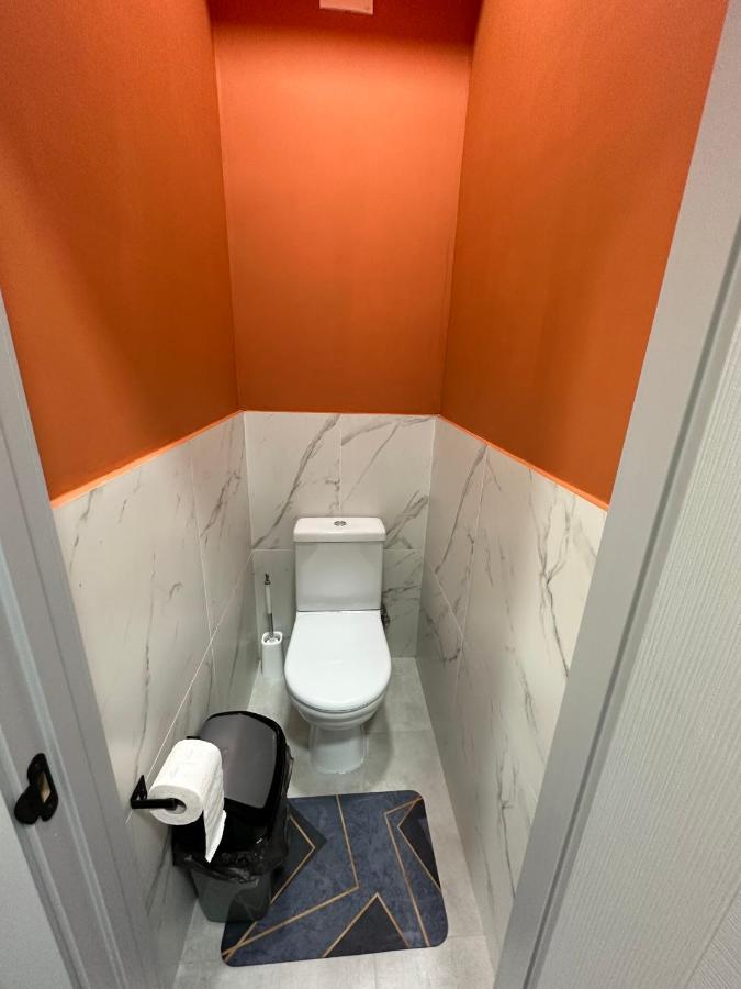 בישקק Izzzi Hostel מראה חיצוני תמונה
