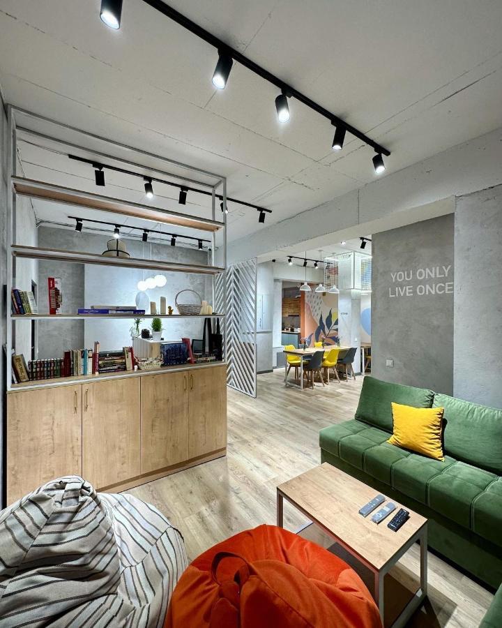 בישקק Izzzi Hostel מראה חיצוני תמונה