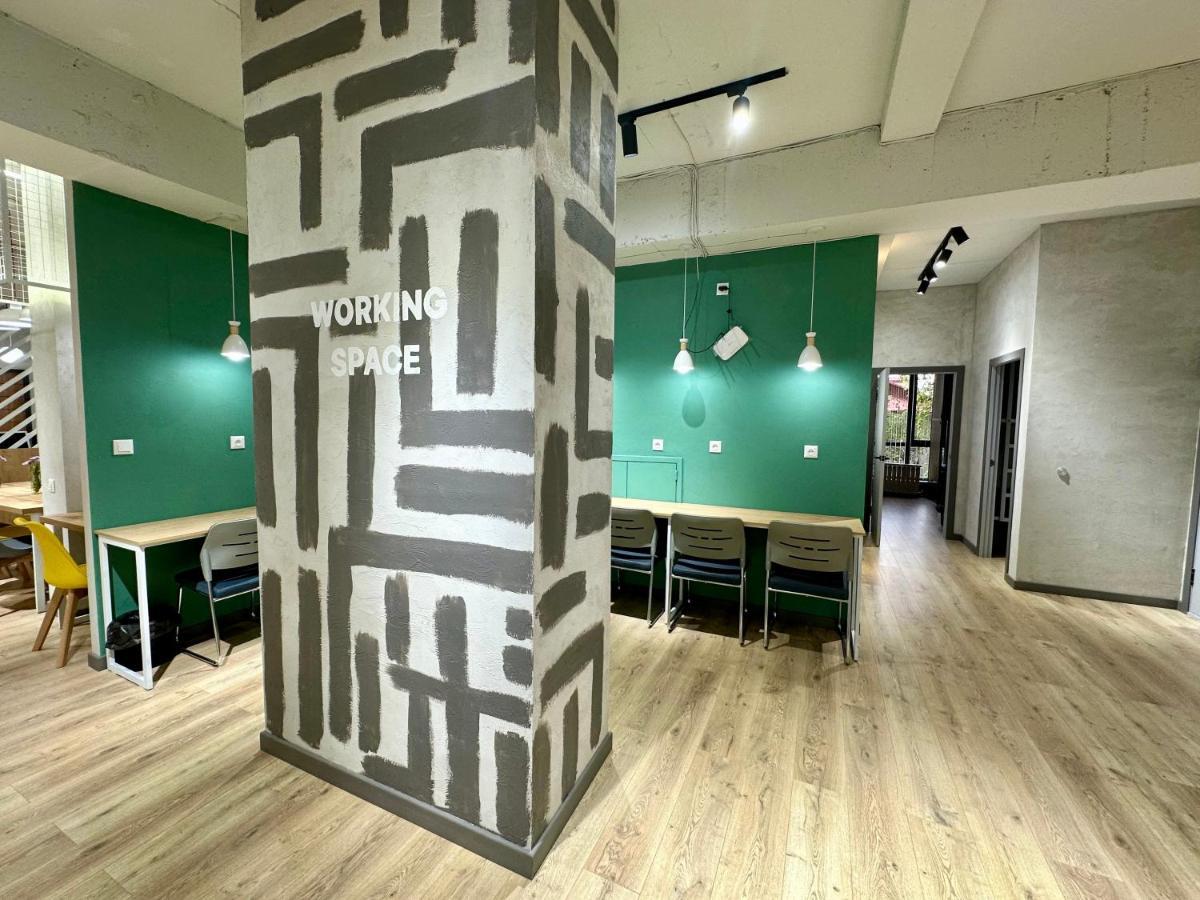 בישקק Izzzi Hostel מראה חיצוני תמונה