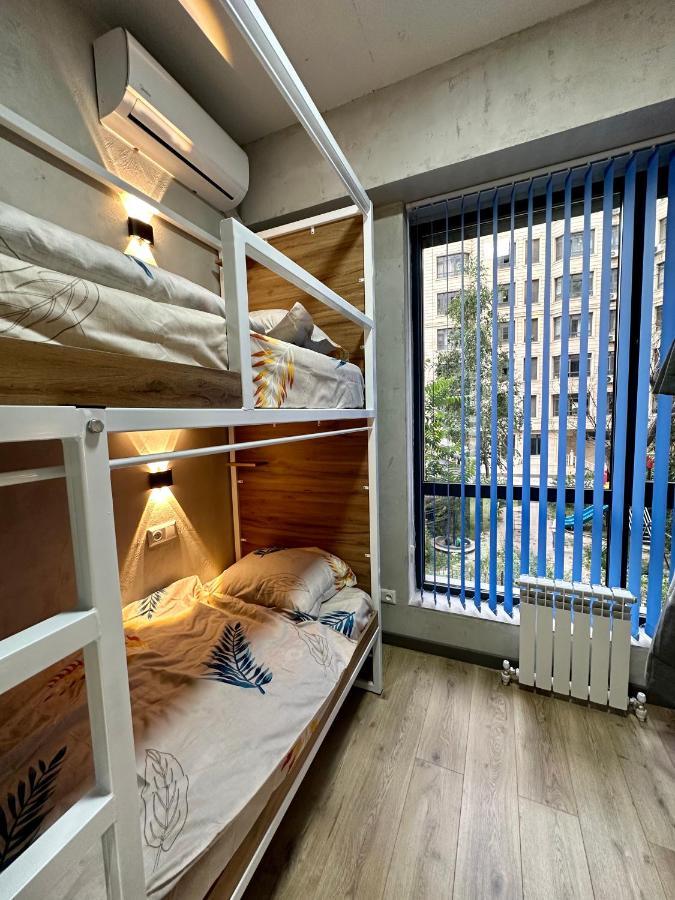 בישקק Izzzi Hostel מראה חיצוני תמונה