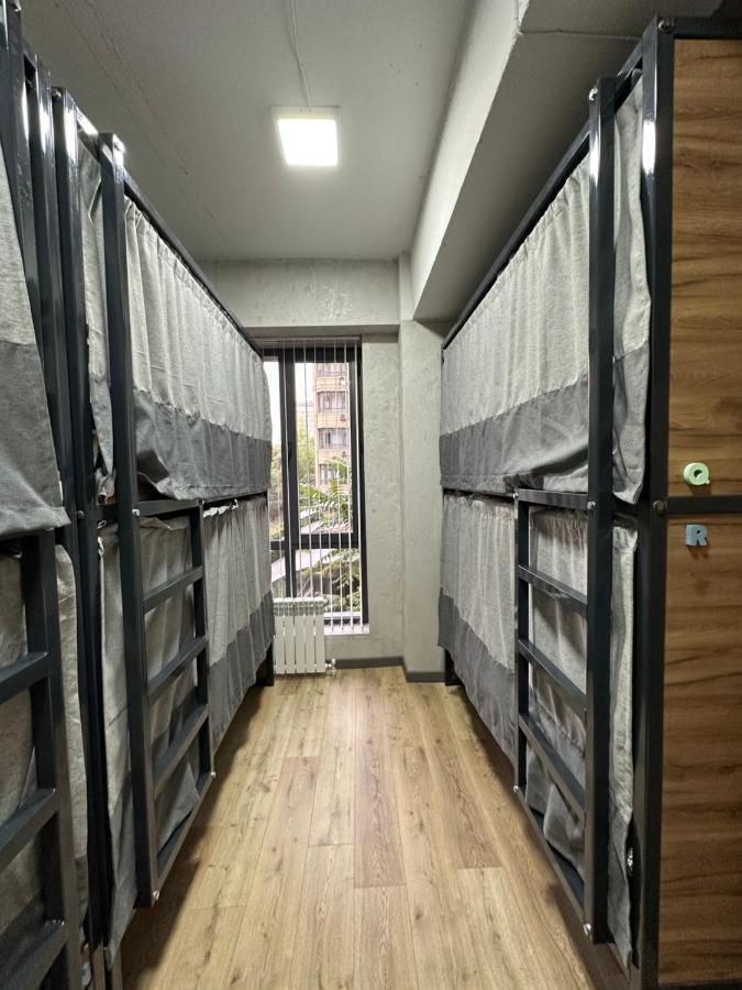 בישקק Izzzi Hostel מראה חיצוני תמונה