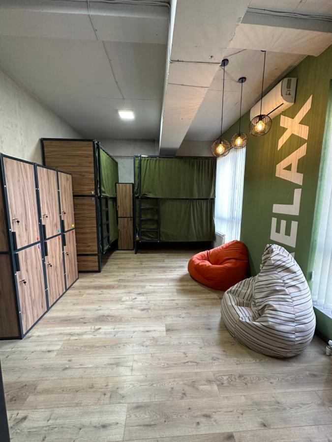 בישקק Izzzi Hostel מראה חיצוני תמונה
