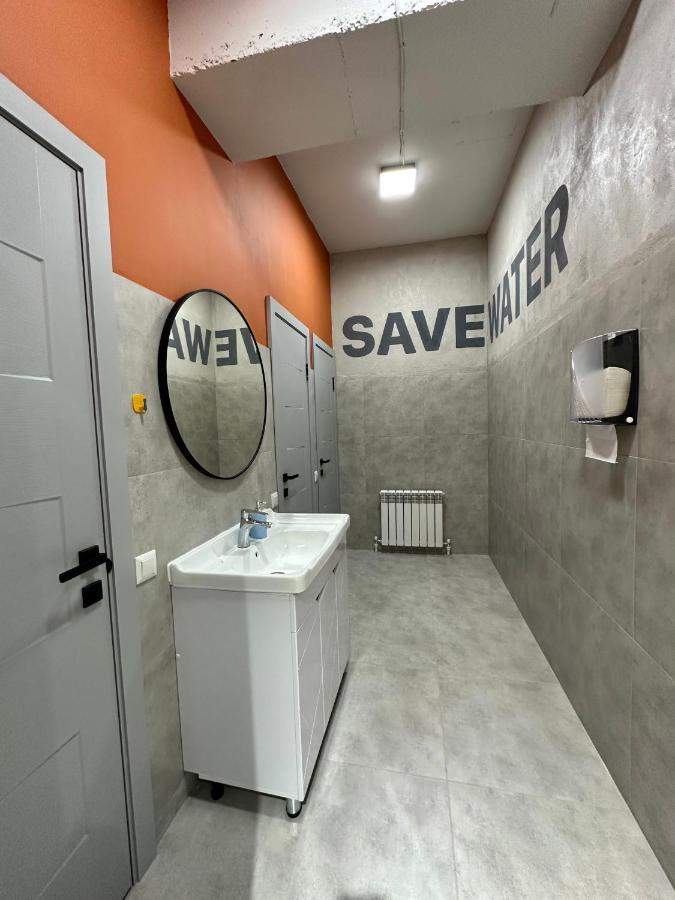 בישקק Izzzi Hostel מראה חיצוני תמונה