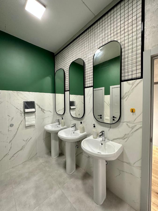 בישקק Izzzi Hostel מראה חיצוני תמונה