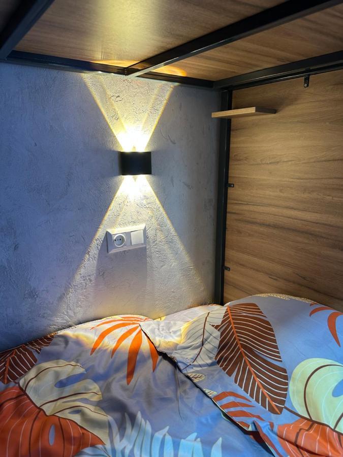 בישקק Izzzi Hostel מראה חיצוני תמונה