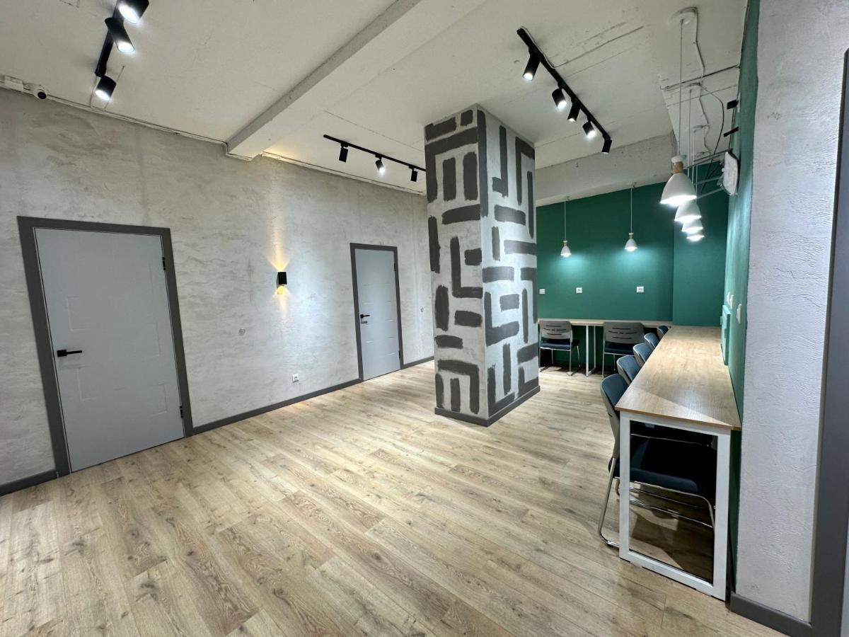 בישקק Izzzi Hostel מראה חיצוני תמונה