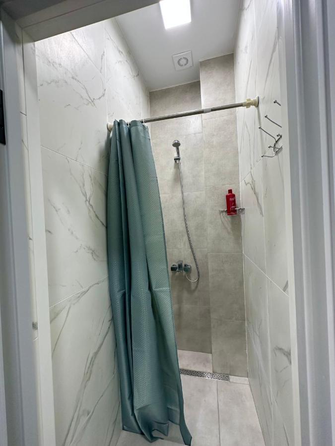 בישקק Izzzi Hostel מראה חיצוני תמונה